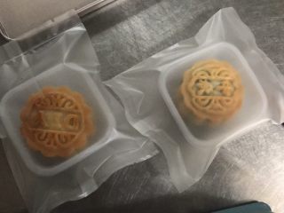 广式莲蓉月饼（自制内馅）,出炉后不要脱模，就放在烤盘中等凉透后放入密封盒子中室温保存3天后就可以吃了