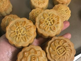 广式莲蓉月饼（自制内馅）,入烤箱继续190度烤15分钟

