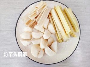 广东老火汤⑤‖小朋友最爱的茅根竹蔗玉米煲猪骨汤，没有之一的做法步骤 第2步