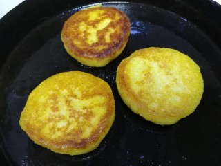 黄金玉米饼,翻面。