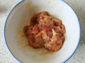 西红柿西葫芦炒肉片,加入一勺生抽一勺料酒适量淀粉搅拌均匀，放置一会儿