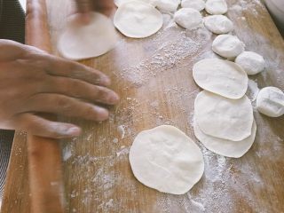 素什锦水饺,擀皮 开包