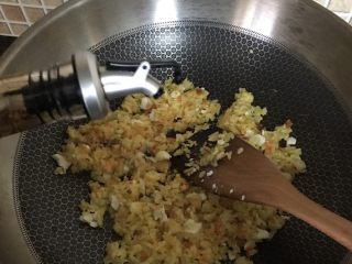 咸鸭蛋炒饭
,加一点生抽