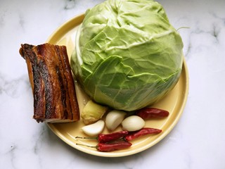 干锅腊肉包菜,准备食材。