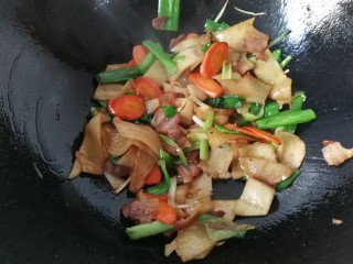 腊肉炒土豆饼,再调入少许醋，老抽，胡椒粉和鸡精翻炒均匀即可出锅。