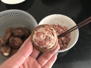 冬菇酿肉丸,然后填入蘑菇的窝窝里，填实和满一点，因为后面蒸制时会缩一些的