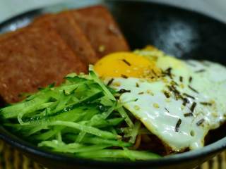 吃了这碗黯然销魂面，你一定会流泪（其实是辣哭的）,最后撒上火鸡面配的海苔芝麻即可。