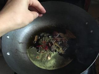 金汤嫩牛肉
,油烧热，加入各种香料。