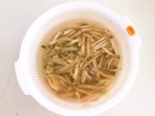 美味下饭菜  腊肉炒榨菜,用冷水浸泡榨菜丝，浸泡15分钟，每隔5分钟换一次水