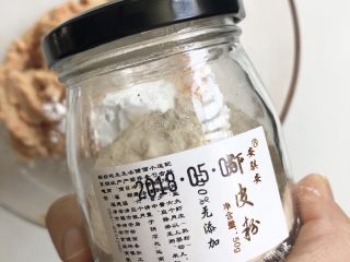 猪肉小米豆腐糕,加入虾皮粉调味，一岁以上已经添加盐巴的可以放入少许盐巴