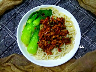 香菇猪肉炸酱面,把炒好的香菇肉酱浇到面条上即可