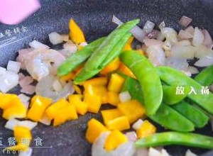 虾仁荷兰豆早餐饼,加入基围虾煸炒，再放入黄椒和荷兰豆炒30秒。
