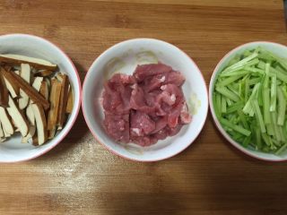 豆干炒肉丝,豆干切条，肉切片，芹菜切段。