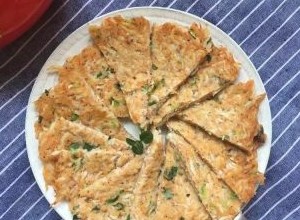 烙虾饼【超级补钙的家常菜品】,取出改刀食用