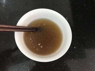 冬菇酿肉丸,加入少许糊椒粉，玉米淀粉，少许清水搅拌均匀，如果肉末腌好不够味道的，可以适当加点盐或酱油