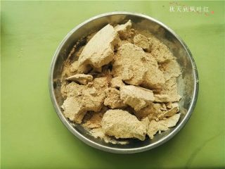 香油豆沙馅绿豆糕,将湿结的块去掉，将结块的绿豆粉搓开；