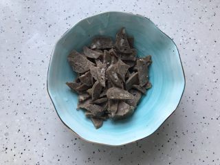 韭苔香干炒牛肉丸子片,牛肉丸子切成薄片