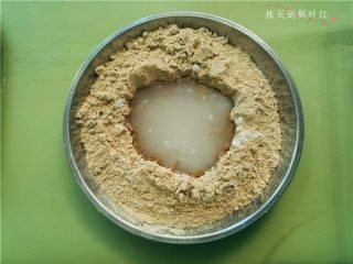 香油豆沙馅绿豆糕,在绿豆粉上面挖个小坑，将白糖、凉白开放入；