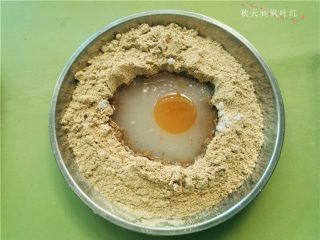 香油豆沙馅绿豆糕,倒入香油；