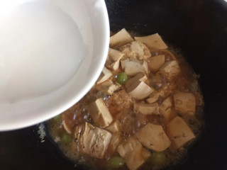 白果炖豆腐,倒入水淀粉勾芡