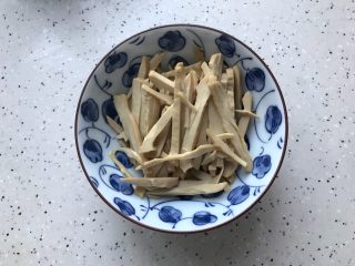 韭苔香干炒牛肉丸子片,全部切好，备用