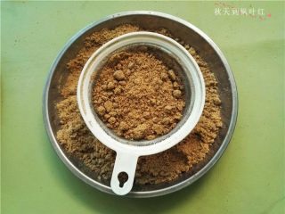 香油豆沙馅绿豆糕,如果结块比较大可以用粗网再过一遍（也可以省略）；