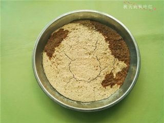 香油豆沙馅绿豆糕,绿豆粉放入蒸锅中蒸20-30分钟，成熟出锅；