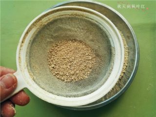 香油豆沙馅绿豆糕,然后用筛网过筛，过筛后的绿豆粉，会更加的细腻；