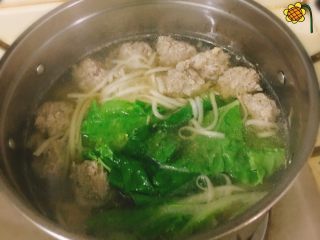 肉丸鲜汤面,等面条煮8分熟就可以下菜了