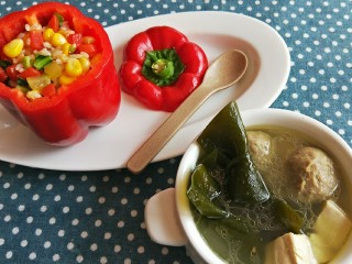 儿童餐-蔬菜叮炒饭&海带豆腐肉丸汤,做后把蔬菜叮炒饭盛在饭盅里，一碗豆腐海带肉丸汤，让小朋友眼前一亮的美味营养的儿童餐就做好了