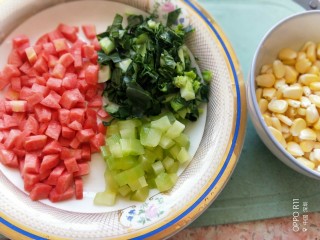 儿童餐-蔬菜叮炒饭&海带豆腐肉丸汤,胡萝卜切叮，莴笋切叮，青菜切碎，剥好玉米粒