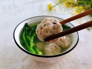 藜麦豆腐肉丸，三重蛋白,
减少生病：提高抗病能力，促进儿童良好的生长发育。
