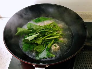 藜麦豆腐肉丸，三重蛋白,放入准备好的青菜稍煮，加鸡精、盐出锅，这儿盐的用量得注意点，因为只是汤中的量，肉丸中已经有盐了。青菜尽量用草酸含量低的品种，如小白菜、豌豆苗、油菜苔等，我今天用的是油菜苔，草酸含量高的如菠菜类，首先汤会是涩的，难以下咽。