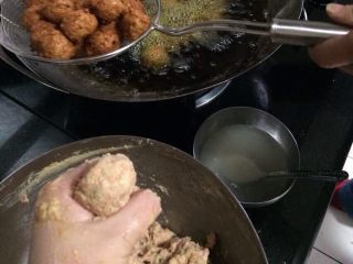 莲藕肉丸&萝卜圆子,拌好以后就可以开炸了～
准备好锅和油 烧到油温比较高的时候、用左手虎口挤出丸子、右手持一个汤调羹、挤一个 接一个 下到油锅中炸熟
