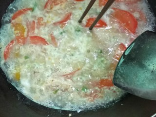 西红柿鸡蛋肉丸子汤,边煮边用筷子搅拌鸡蛋，把鸡蛋搅拌成鸡蛋花，倒点黑胡椒粉